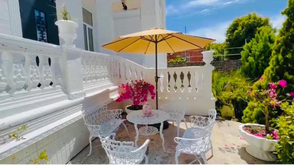 Бутик-Отель Белый Дом Балерины Sochumi Exterior foto